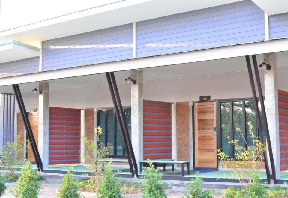 มุมระเบียงและบรรยากาศบ้านสวนเงียบสงบของ DD Garden Home Phayao