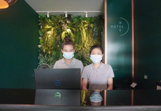 ห้องพักของ Dee Hotel Phayao ตกแต่งเรียบ สะอาด เตียงนุ่ม พื้นที่กว้าง