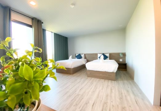 อาคารและทางเข้า Dee Hotel Phayao บนถนนพหลโยธิน