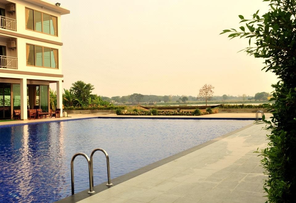 อาคารและด้านหน้าของ Green Hill Hotel Phayao (โรงแรมกรีนฮิลล์ พะเยา) บนถนนพหลโยธินกลางเมืองพะเยา