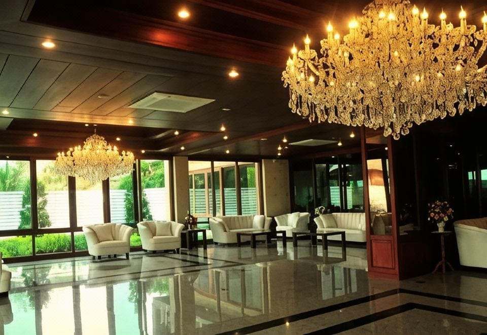 สระว่ายน้ำกลางแจ้งของ Green Hill Hotel Phayao ริมกว๊านพะเยา มองเห็นวิวทะเลสาบและเทือกเขา