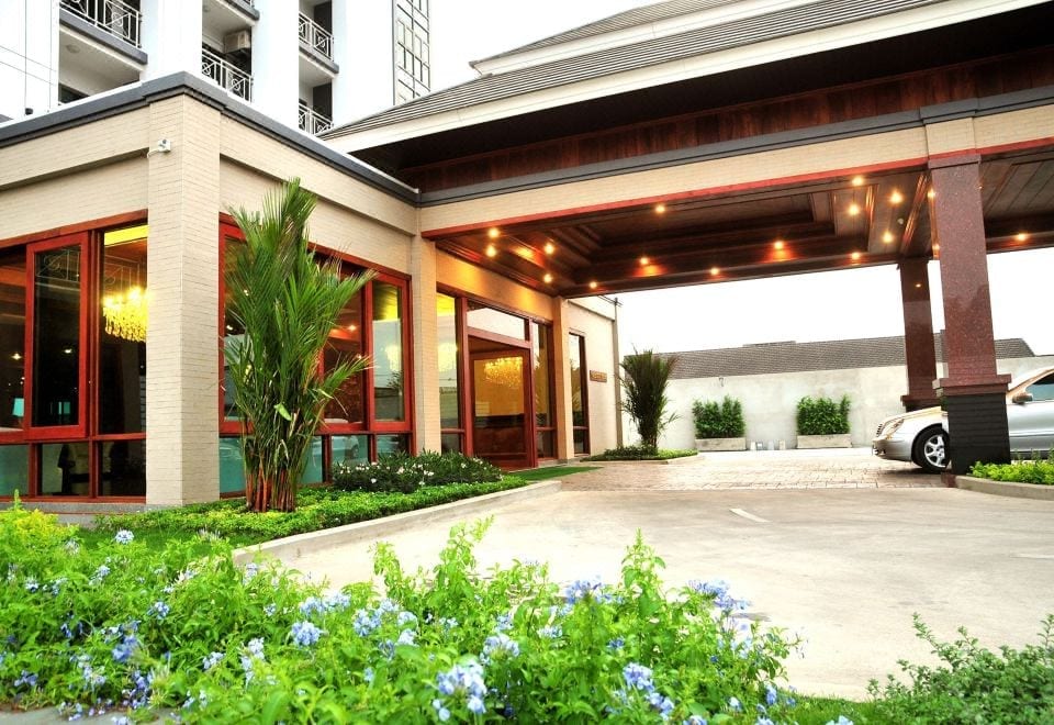 ห้องพักของ Green Hill Hotel Phayao ตกแต่งโทนสบายตา สะอาด พร้อมแอร์ ตู้เย็น และทีวี