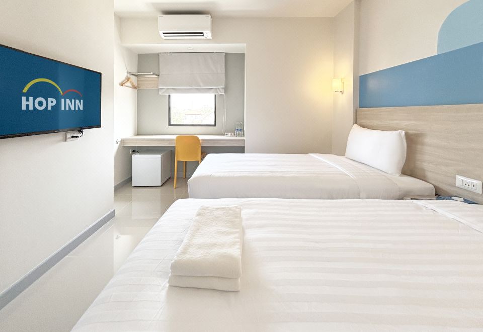 ห้องมาตรฐานของ Hop Inn Phayao ตกแต่งเรียบ สะอาด เตียงนุ่ม
