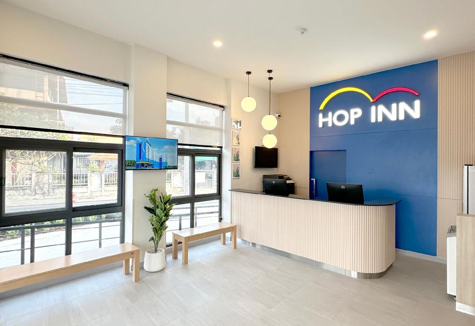 อาคารและทางเข้า Hop Inn Phayao บนถนนท่ากว๊าน