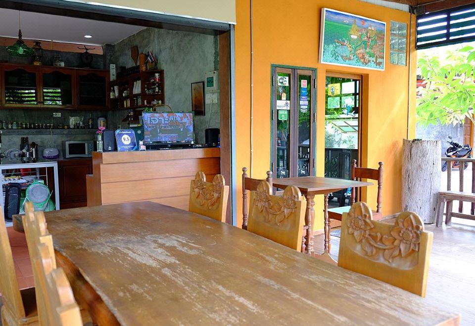 ห้องน้ำขนาดใหญ่ของ I Ya Guesthouse สะอาดและสว่าง