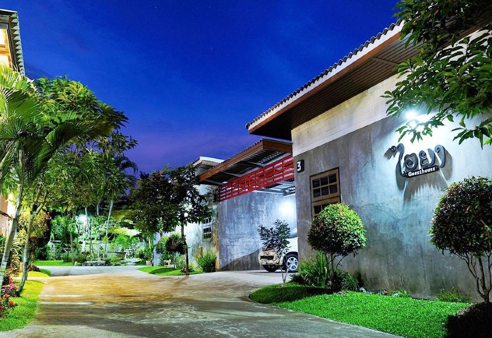 บรรยากาศที่พักและที่จอดรถหน้าห้องของ I Ya Guesthouse ชานเมืองพะเยา