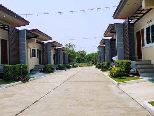 ห้องพักภายในของ Kanlaya House Resort พะเยา ตกแต่งเรียบสะอาดพร้อมเครื่องปรับอากาศและทีวี