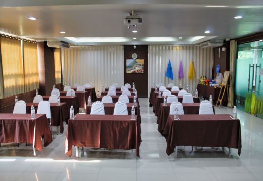 ตัวอาคารและทางเข้า KM Kwanphayao Hotel ในเมืองพะเยา