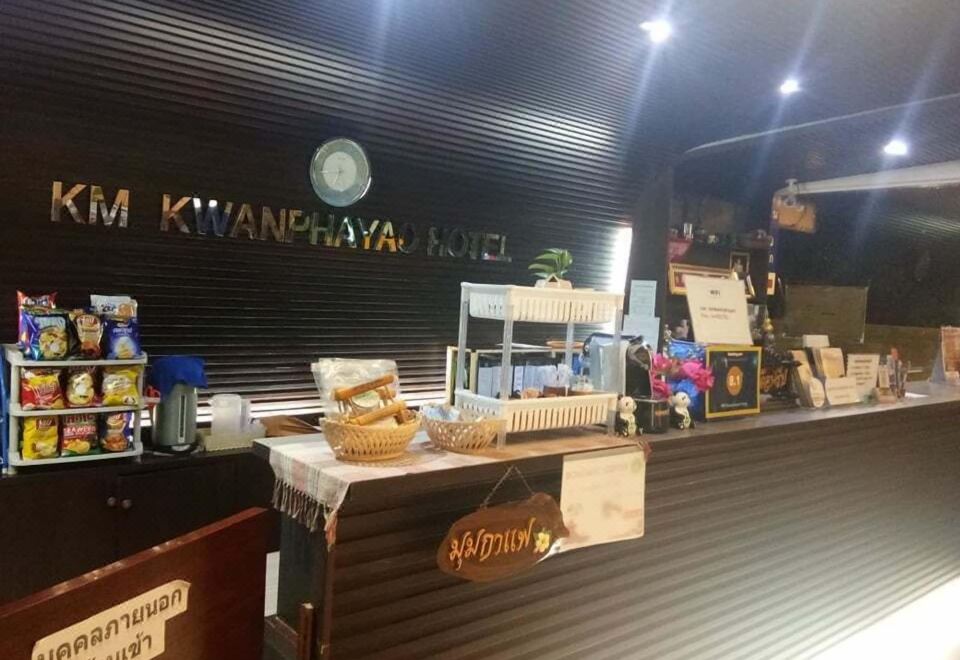 มุมห้องพักและสิ่งอำนวยความสะดวกของ KM Kwanphayao Hotel พร้อมทีวีจอแบน