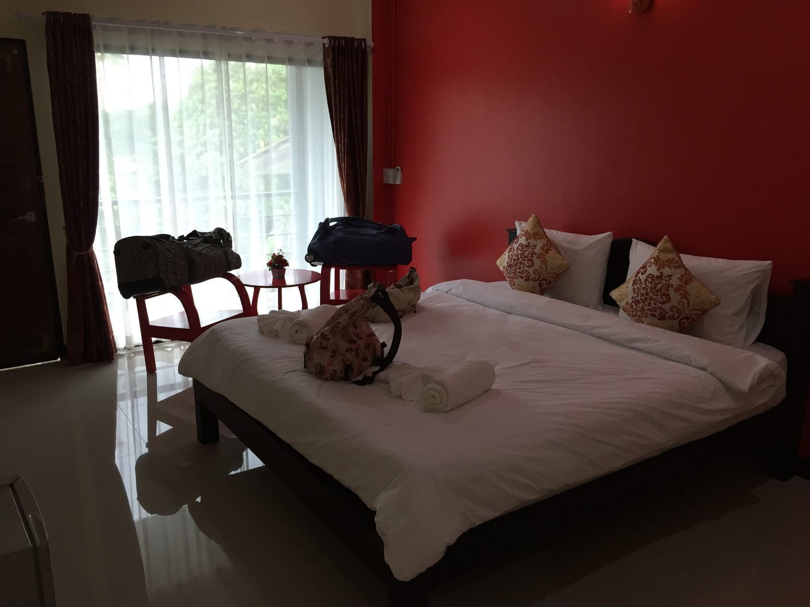 ห้องพักของ M2 Hotel พะเยา ตกแต่งเรียบง่าย เตียงนุ่ม ผ้าปูสะอาด