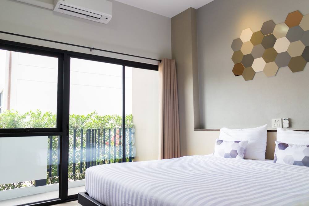 มุมห้องพักและสิ่งอำนวยความสะดวกของ M2 Hotel พะเยา พร้อมทีวีจอแบน