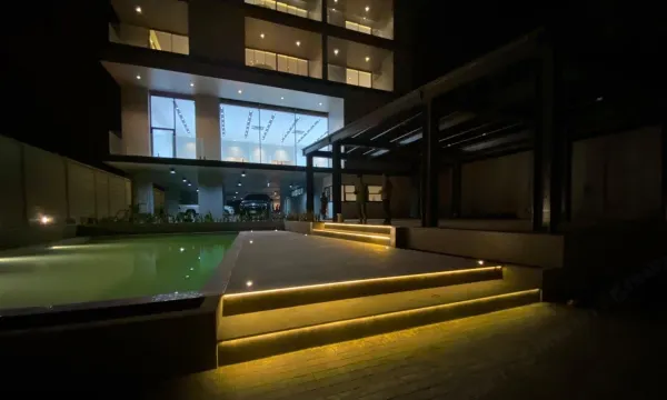 ห้องพักดีไซน์โมเดิร์นของ M2 Hotel Waterside พะเยา กระจกบานใหญ่วิวกว๊าน