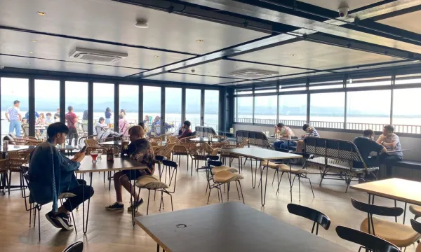 รูฟท็อป Atmosphere Sky Bar & Restaurant ของ M2 Hotel Waterside วิวกว๊านพะเยายามเย็น