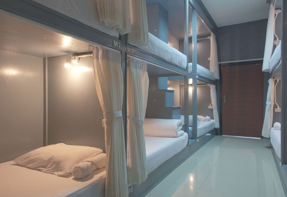 อาคารและทางเข้า ME HUG Guesthouse and Hostel กลางเมืองพะเยา