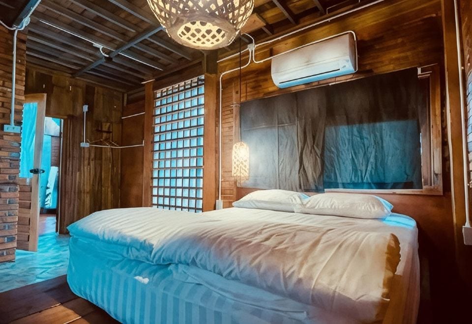 บ้านพักไม้ของ MonSamKien Homestay พะเยา ตั้งอยู่ท่ามกลางป่าต้นสัก