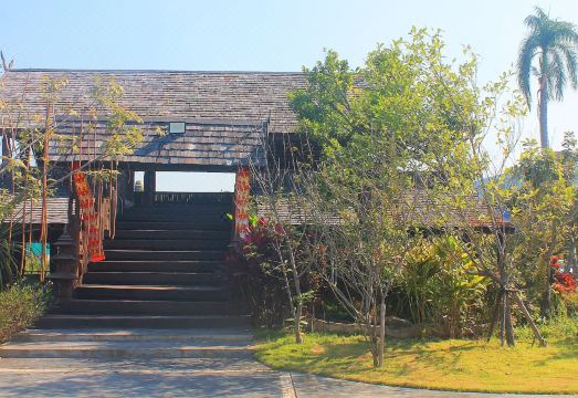 บรรยากาศริมกว๊านพะเยาและสระว่ายน้ำกลางแจ้งของ Naga Tara Boutique Resort