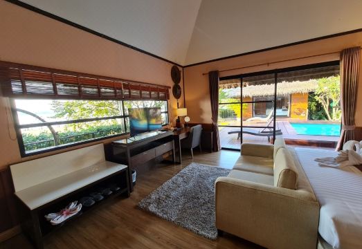 มุมสวนและพูลวิลล่าวิวทะเลสาบของ Naga Tara Boutique Resort พะเยา