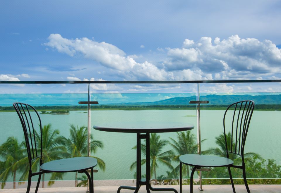 ห้องพักโมเดิร์นของ Phuglong Hotel หน้าต่างบานใหญ่รับแสงธรรมชาติ