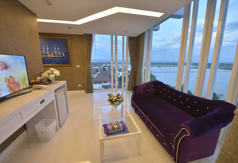 มุมพักผ่อนภายใน Phuglong Hotel โทนสีอบอุ่นสะอาดตา