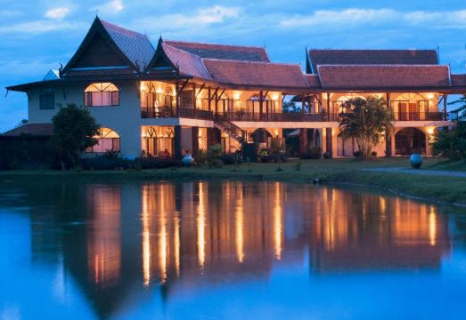บรรยากาศสวนและบ่อน้ำในพื้นที่ของ Rico Resort Chiang Kham