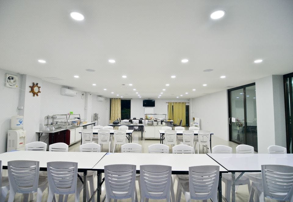 ห้องพักของ Sabuy Best Hotel Phayao ตกแต่งเรียบ สะอาด เตียงนุ่ม โทนอบอุ่น