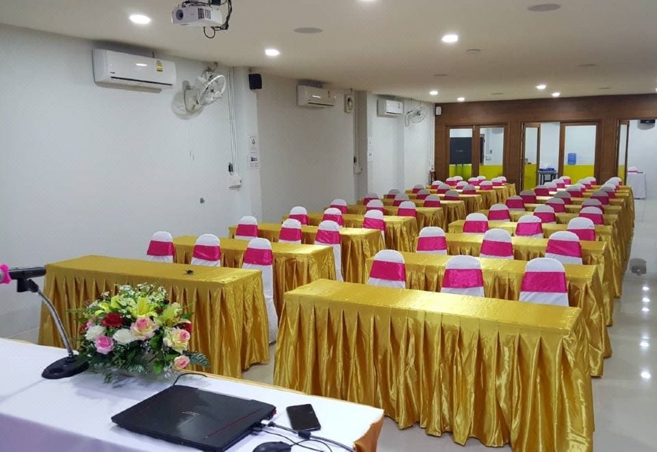 ร้านอาหารและพื้นที่อาหารเช้าของ Sabuy Best Hotel Phayao บรรยากาศสบาย