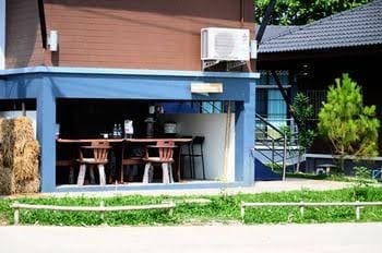 บรรยากาศสวนและตัวอาคารรีสอร์ทสไตล์เซนของ Zen Home Resort & Garden พะเยา