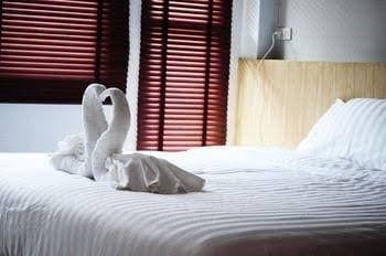 มุมห้องนั่งเล่นและครัวในตัวของบ้านพัก Zen Home Resort & Garden @ Phayao