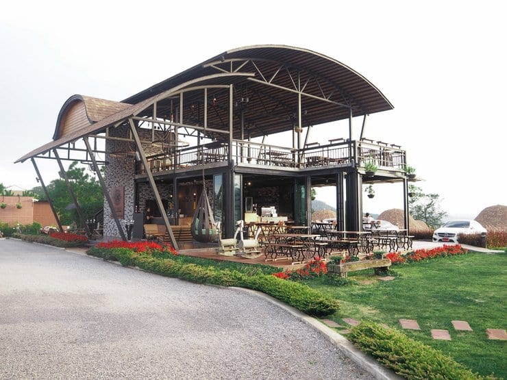 วิลล่าแยกหลังของ At Tree Resort Khaokho ดีไซน์โมเดิร์นทรงหลังคาหมวกม้งบนเนินเขาค้อ