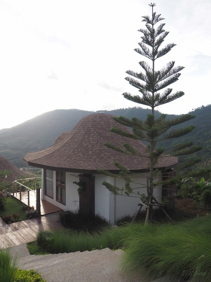 ระเบียงวิลล่ามองเห็นวิวภูเขาเรียงชั้นและทะเลหมอกยามเช้าที่ At Tree Resort เขาค้อ