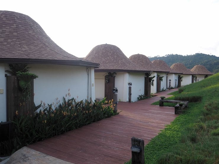 มุมถ่ายรูปและสนามหญ้ากลางรีสอร์ต At Tree Resort Khaokho ท่ามกลางวิวขุนเขา