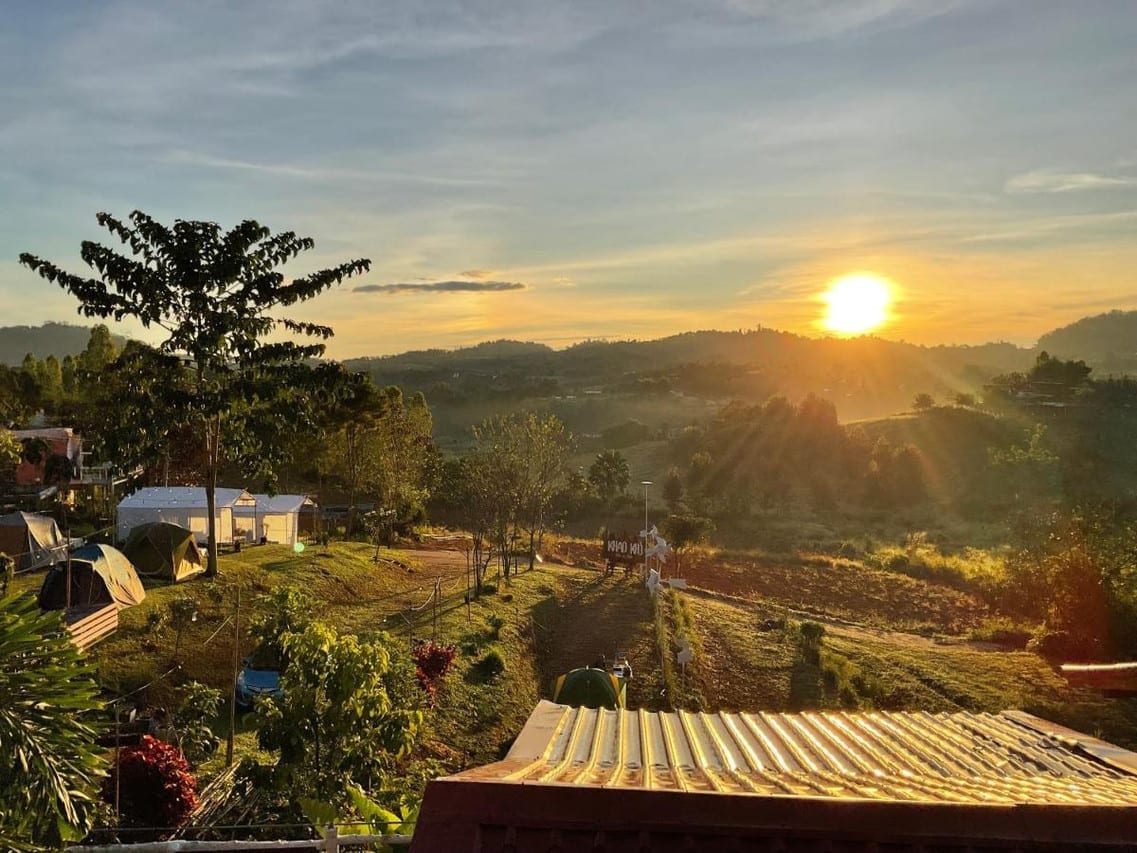บรรยากาศสวนและมุมนั่งเล่นของบ้านสุขอรุณ เขาค้อ ท่ามกลางวิวหุบเขาสะเดาะพง