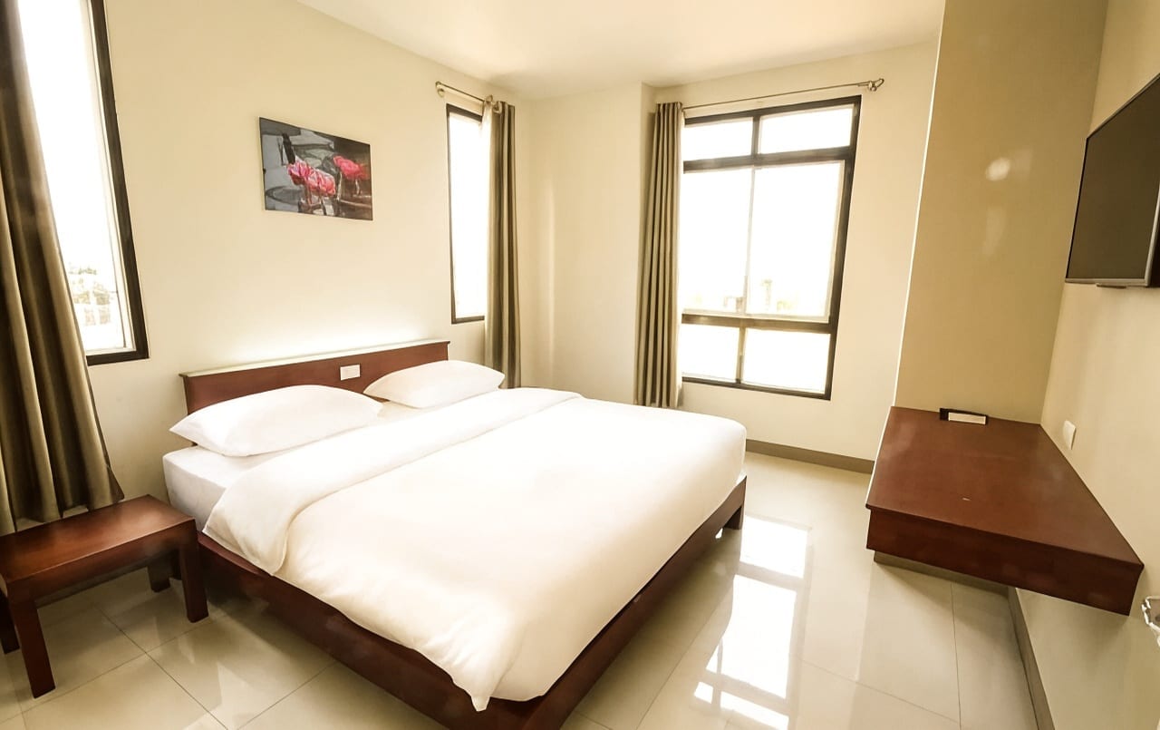 ห้องพักเตียงใหญ่ของ Bestiny Hotel Phetchabun โทนอบอุ่นสะอาดตา หน้าต่างรับแสงธรรมชาติ