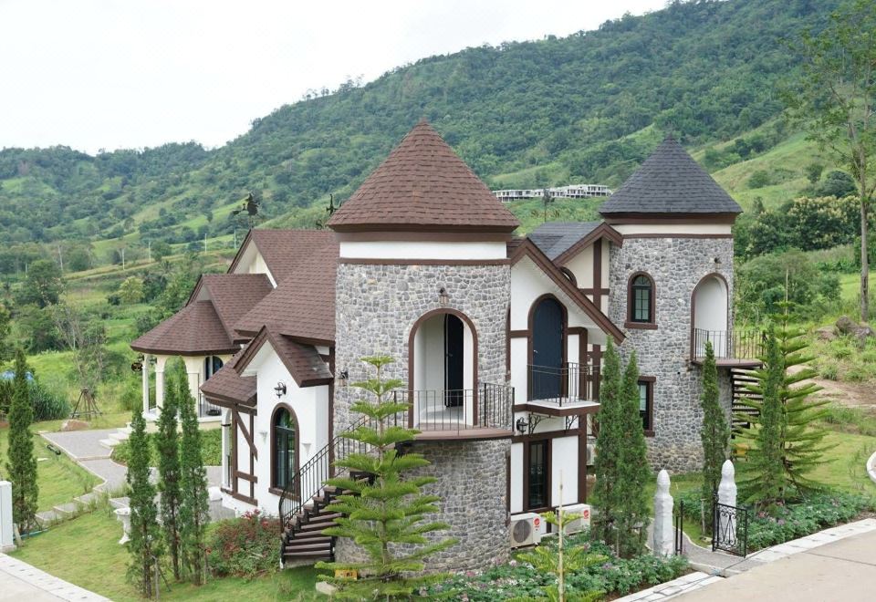 อาคารสไตล์อังกฤษและสวนดอกไม้ของ The Bluesky Resort เขาค้อ ท่ามกลางหุบเขา