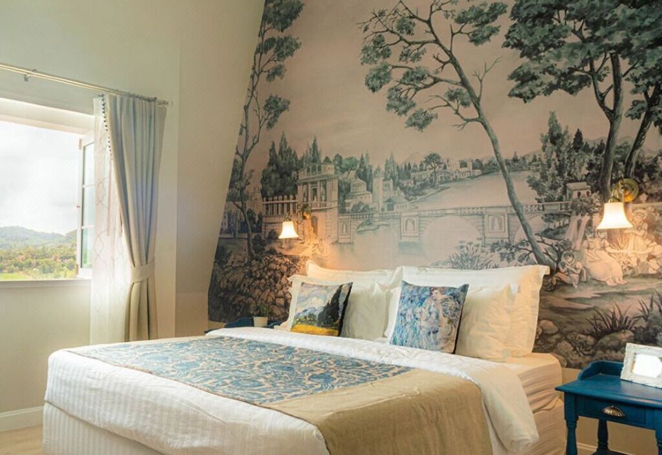 ปราสาทถ่ายรูปใน The Bluesky Garden ล้อมรอบด้วยแปลงดอกไม้หลากสี