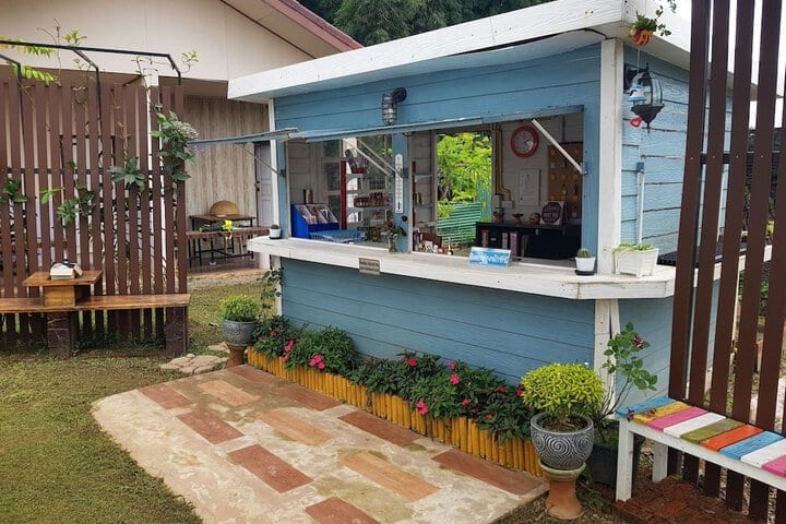 บรรยากาศสวนและมุมนั่งเล่นของ Chatfah Resort กลางเมืองเขาค้อ เพชรบูรณ์