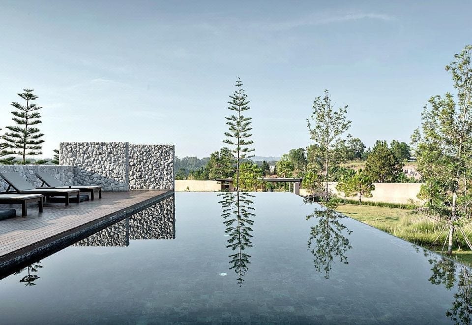 ห้องพักโทนอบอุ่นพร้อมระเบียงวิวภูเขา 180 องศา ของ De Capoc Resort เขาค้อ