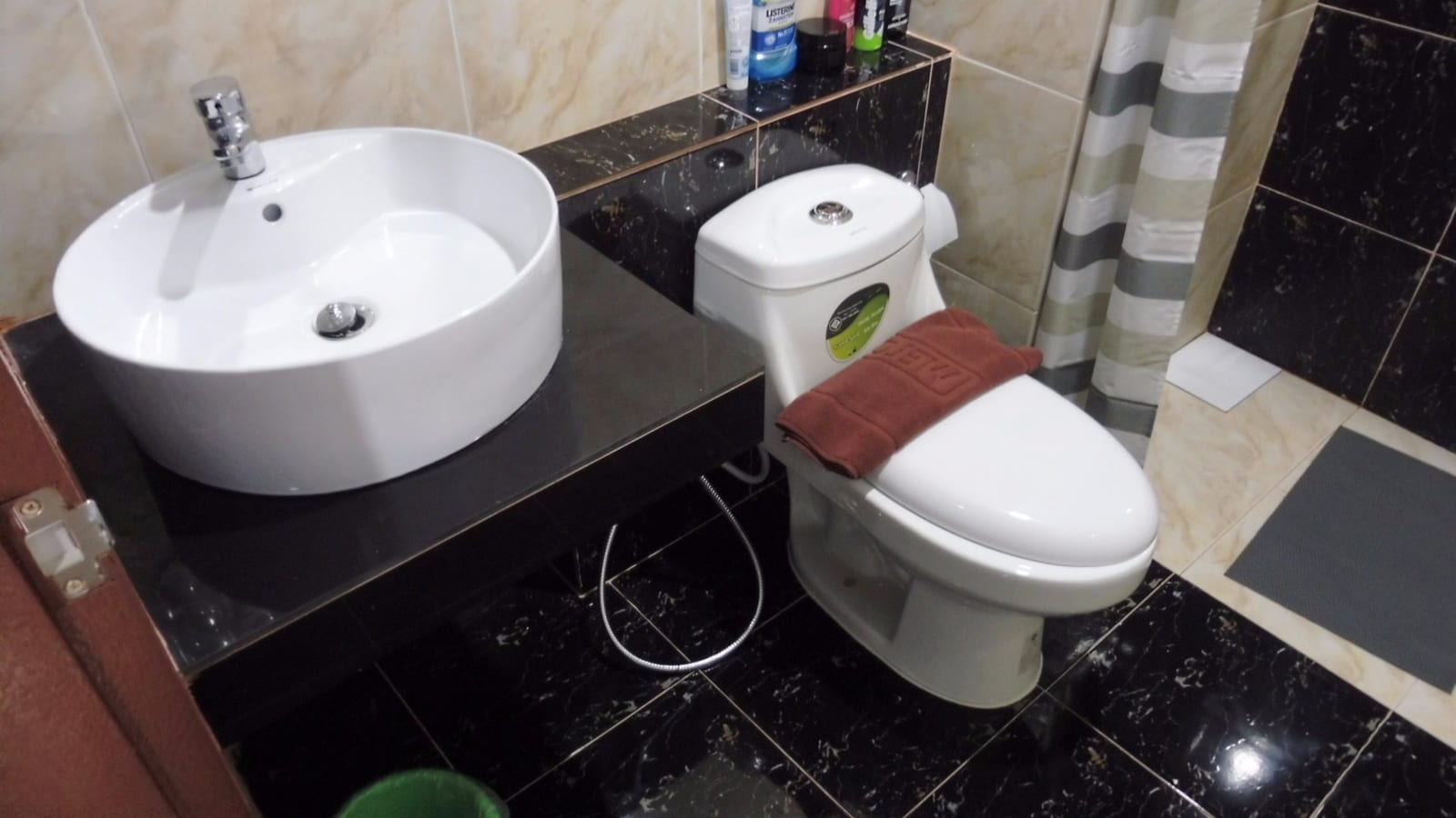 ห้องน้ำในตัวของ Dusita Residence เพชรบูรณ์ พร้อมอ่างล้างหน้าและฝักบัว สะอาดเรียบ