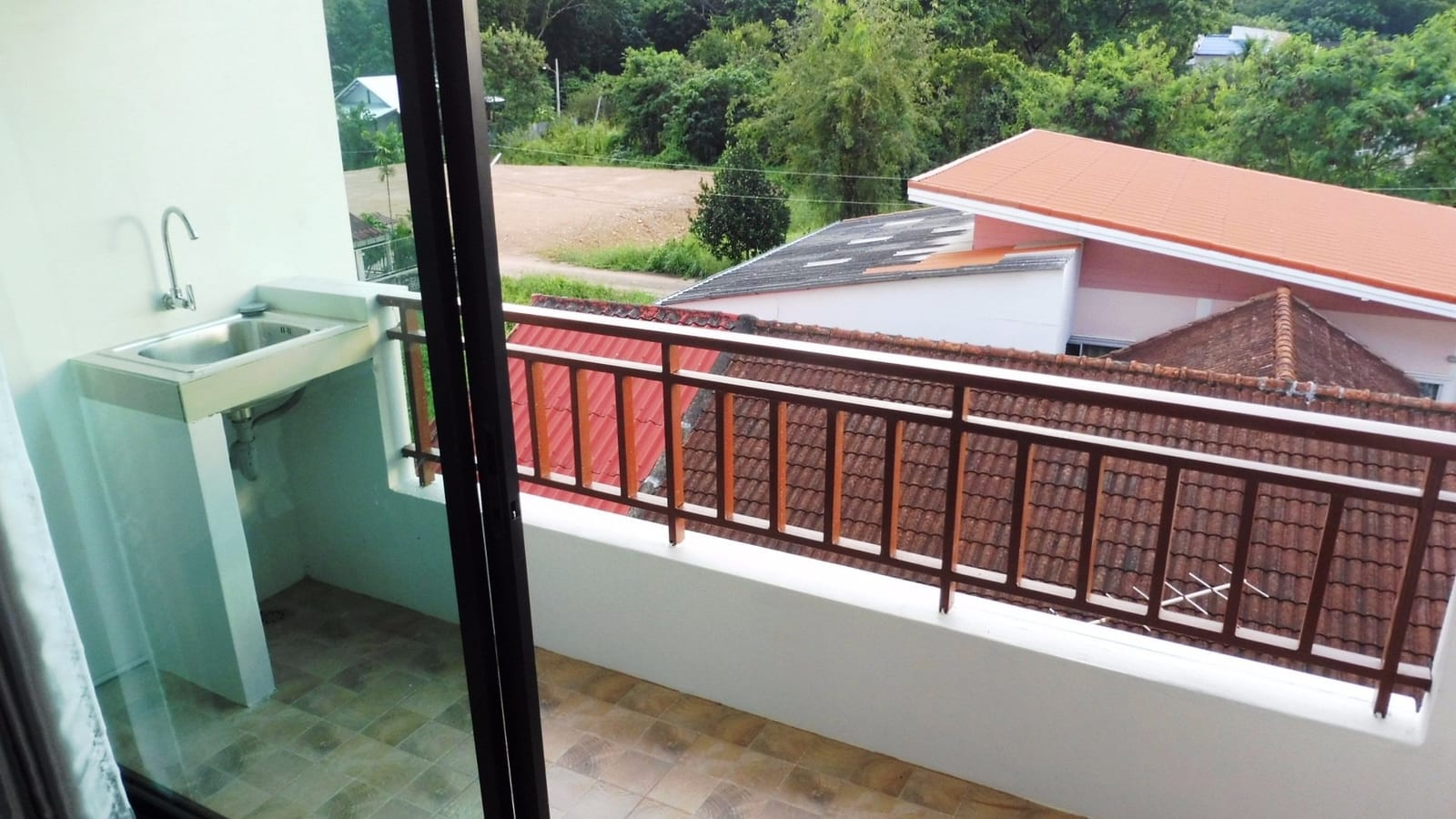ระเบียงห้องพักของ Dusita Residence เพชรบูรณ์ มองออกไปเห็นวิวเมืองและภูเขารอบเมือง