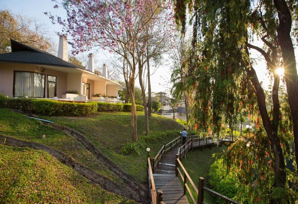 อาคารและห้องพักของ The Imperial Phukaew Hill Resort ทรงสวิสชาเลตเกาะบนเนินเขาท่ามกลางดงสน