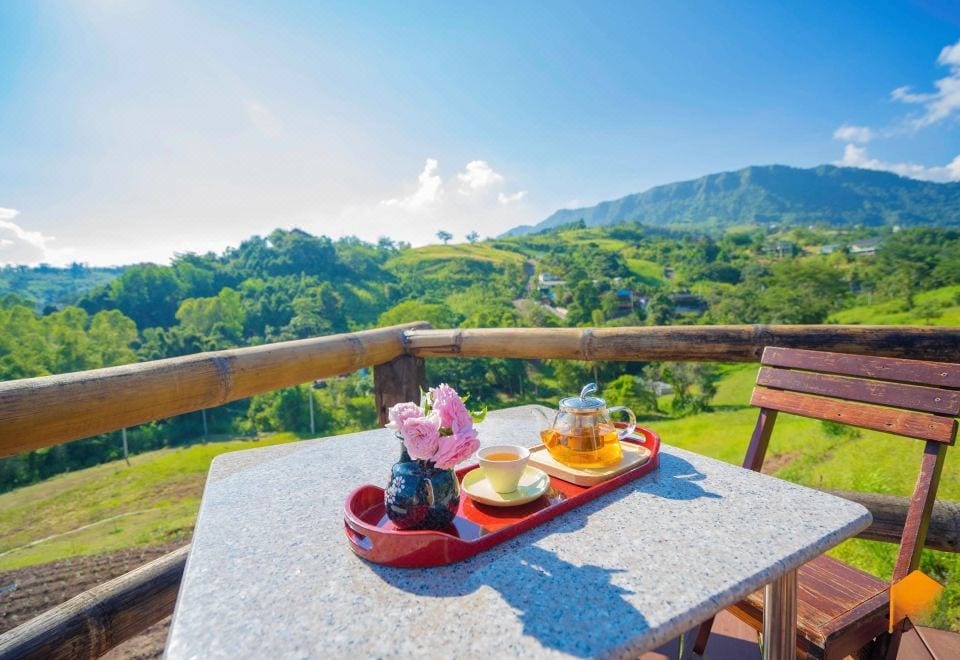 บรรยากาศสวนและวิวภูเขารอบ Kiri Pura Resort ตำบลแคมป์สน เขาค้อ เพชรบูรณ์