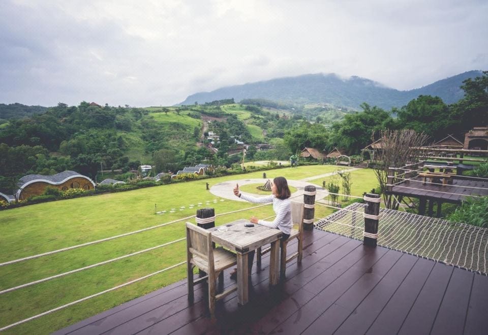 มุมพักผ่อนและทางเดินภายใน Kiri Pura Resort ท่ามกลางธรรมชาติบนเขาค้อ