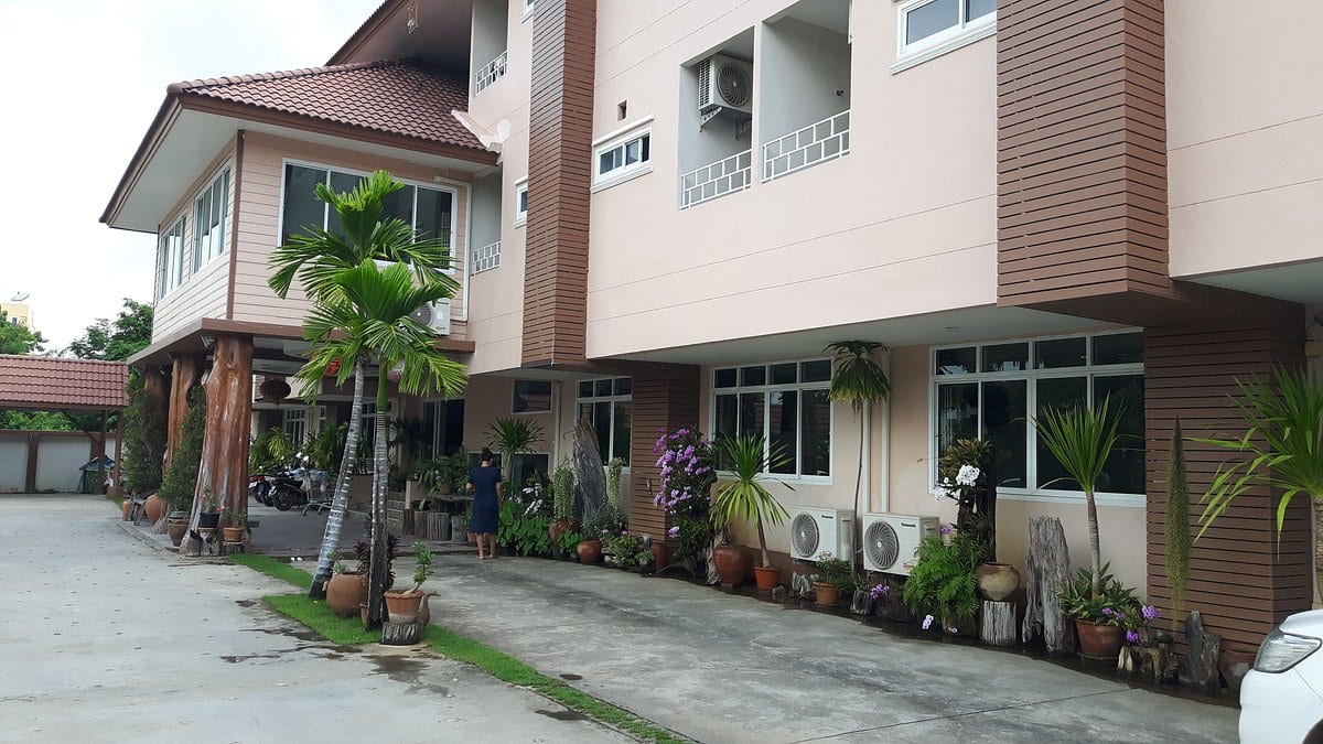 ห้องพักติดแอร์มีระเบียงและโต๊ะทำงานที่ Klang Muang River Home ใจกลางเมืองเพชรบูรณ์