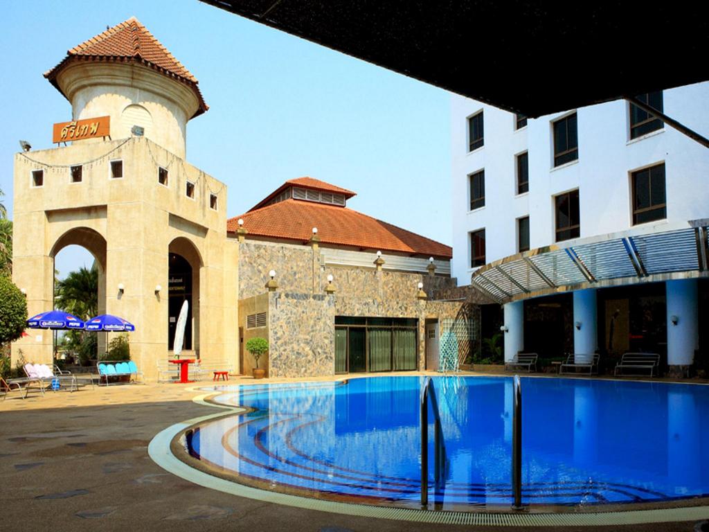 ห้องพักภายใน Kosit Hill Hotel เพชรบูรณ์ ตกแต่งสไตล์ไทยร่วมสมัย เตียงใหญ่