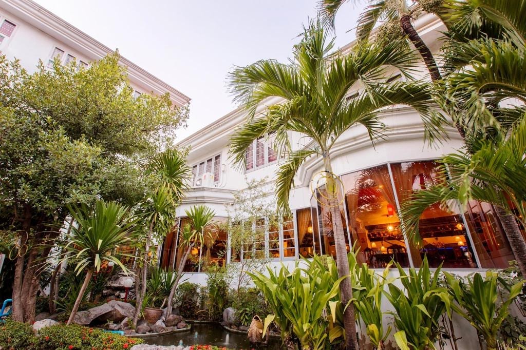 บรรยากาศพื้นที่ส่วนกลางและสระว่ายน้ำกลางแจ้งของ Kosit Hill Hotel เพชรบูรณ์