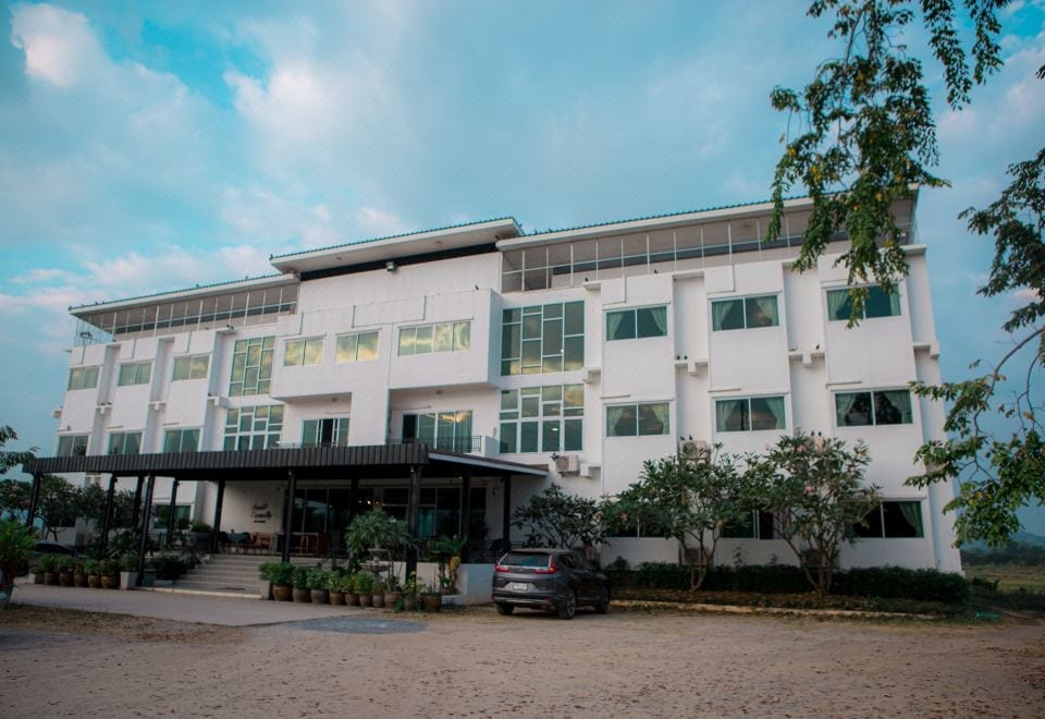 วิวภูเขาและทุ่งนามองจากระเบียงห้องพักของ Kosit One Hotel บึงสามพัน