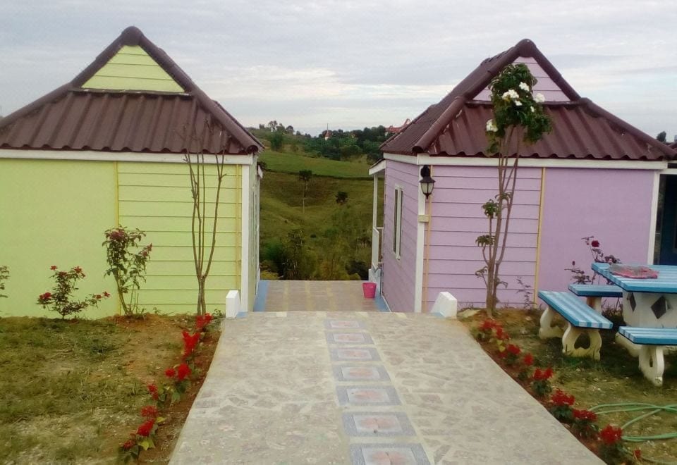 มุมนั่งเล่นและพื้นที่ปิกนิกพร้อมเตาบาร์บีคิวที่ Lovely Farm เขาค้อ