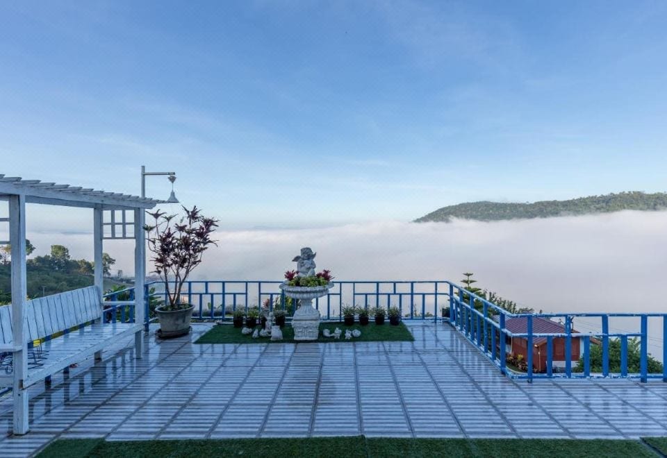 บรรยากาศสวนและพื้นที่ส่วนกลางของหมอกบุรี รีสอร์ท เขาค้อ เพชรบูรณ์