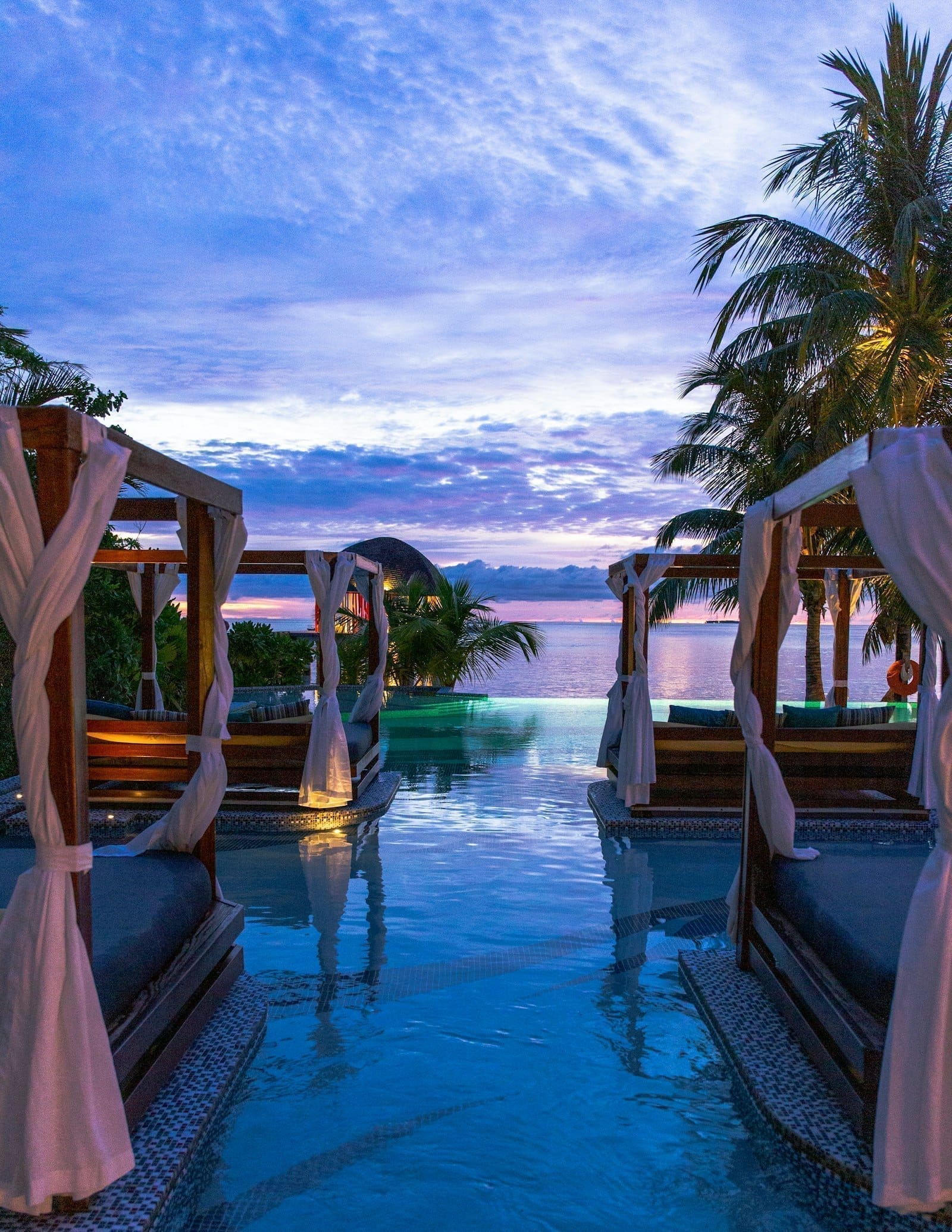 วิวภูเขาและทะเลหมอกยามเช้าจากจุดชมวิวของ Khaokhotalamok Resort เขาค้อ เพชรบูรณ์