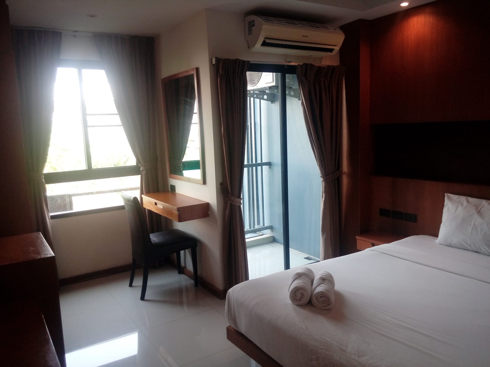 ห้องพักสไตล์โมเดิร์นปูนเปลือยและงานไม้บิลต์อินที่ The De Hotel by 257 Group กลางเมืองเพชรบูรณ์